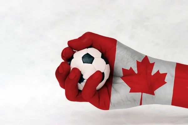 加拿大国旗上的迷你足球手绘有白色背景 体育的概念或游戏中的操纵性或次要问题 红白相间的带红色枫叶的垂直三带 — 图库照片