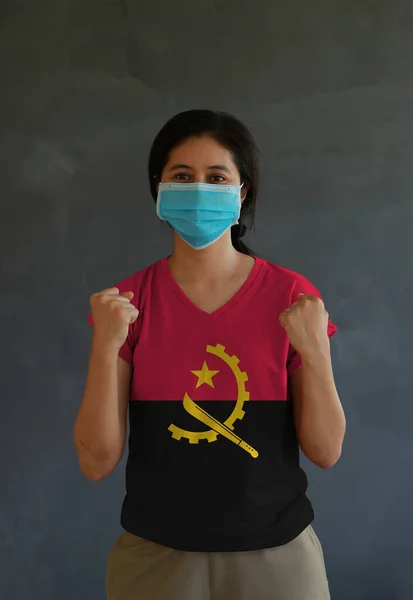 Žena Hygienické Masce Vlajkovou Košilí Angola Stojí Zvednutou Pěstí Pozadí — Stock fotografie