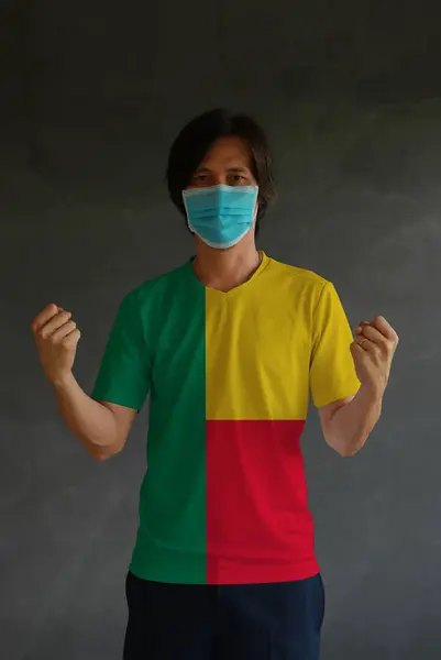 Man Draagt Hygiënisch Masker Draagt Benin Vlag Gekleurde Shirt Staan — Stockfoto