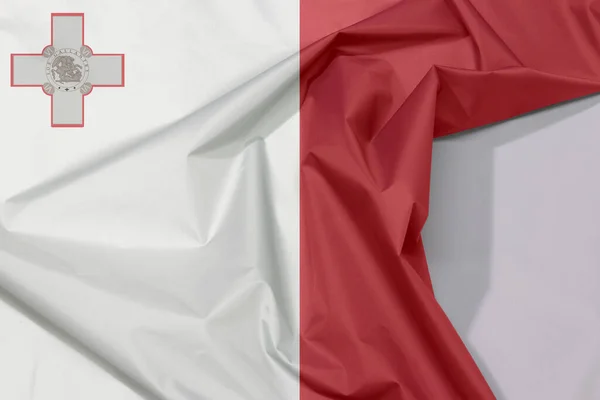 Maltská Tkanina Vlajka Crepe Vrásky Bílým Prostorem Vertikální Bílé Červené — Stock fotografie
