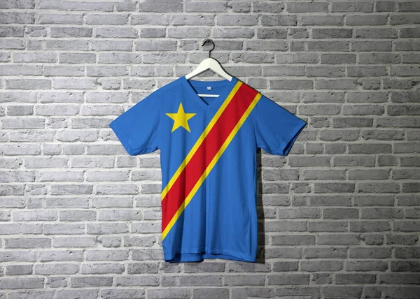 Bandeira Congo Camisa Pendurado Parede Com Papel Parede Padrão Tijolo — Fotografia de Stock