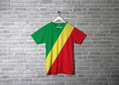 Gömlekte Kongo bayrağı, duvarda da tuğla desenli duvar kağıdı yeşil ve kırmızı köşegen.. 