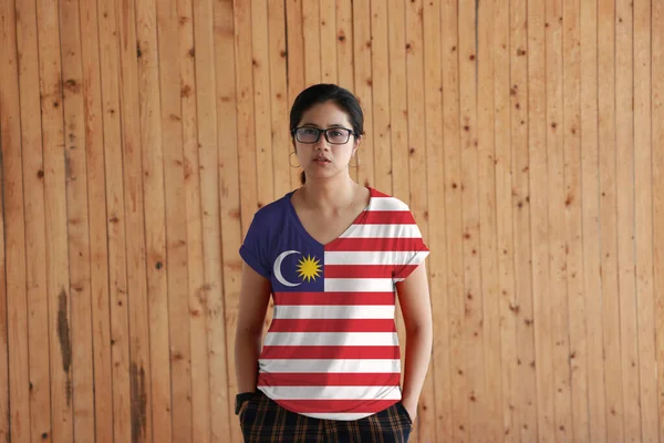 Γυναίκα Σημαία Μαλαισίας Χρώμα Πουκάμισο Και Στέκεται Δύο Χέρια Pant — Φωτογραφία Αρχείου