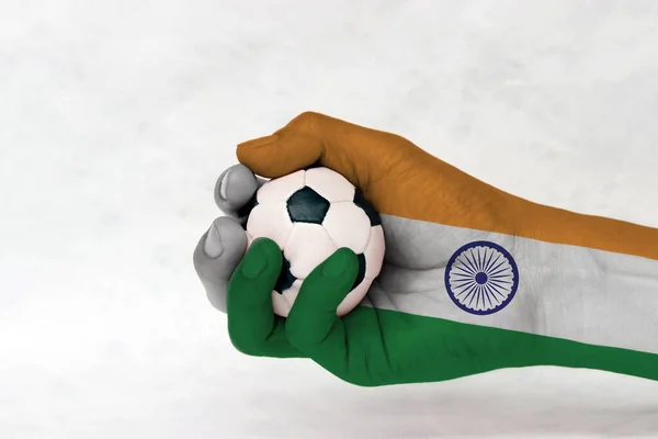 Μίνι Μπάλα Ποδοσφαίρου Στην Ινδία Σημαία Ζωγραφισμένο Χέρι Λευκό Φόντο — Φωτογραφία Αρχείου