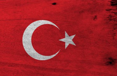 Ahşap kaplamalı Türkiye bayrağı. Grunge Hindi desenli, beyaz yıldızlı kırmızı bir alan ve merkezin biraz solunda hilal var..