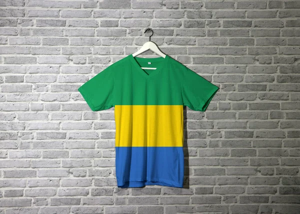 Gabon Vlajka Košili Visí Zdi Cihlovým Vzorem Tapety Horizontální Triband — Stock fotografie