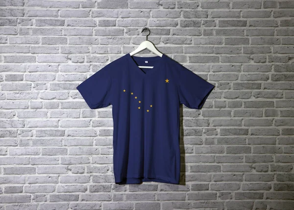 Alaska Vlag Shirt Opknoping Aan Muur Met Baksteen Patroon Behang — Stockfoto