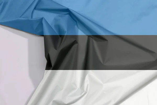 에스토니아인들은 공간이 크레이프와 파란색과 흰색으로 삼색기를 — 스톡 사진