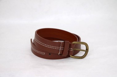 Kahverengi kuşak beyaz arka planda izole edilir. Bu kemer kemerin her tarafına iki beyaz iplik dikmiş..