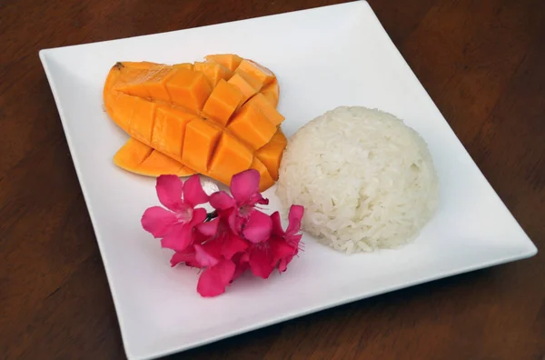 Tajski Mango Lepki Ryż Białym Kwadratowym Naczyniu Stole Ozdobione Kwiatami — Zdjęcie stockowe