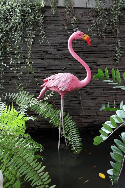 Розовая Штукатурка Фламинго Пруду Статуя Розовой Птицы Стоящая Пруду Сада — стоковое фото