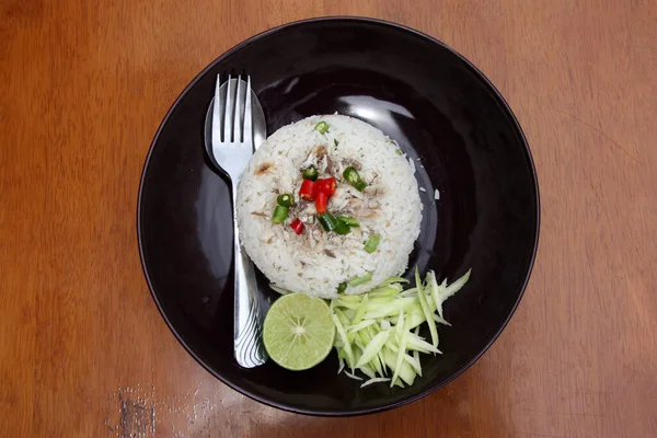 Vermicelli Thailand Makan Campuran Pedas Dengan Mackerel Dan Sendok Garpu — Stok Foto
