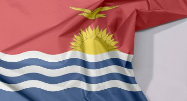 Kiribati kumaş krep ve kat kat beyaz alan, kırmızı ve mavi, sarı firkateyn kuşu yükselen güneşin üzerinde ve üç beyaz dalgalı. 
