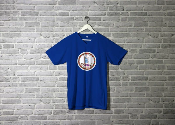Virginia Vlag Shirt Opknoping Aan Muur Met Baksteen Patroon Behang — Stockfoto