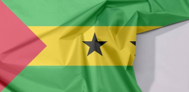 Sao Tome ve Principe kumaş krep ve beyaz alan ile kat kat, yeşil ve yeşil kırmızı üçgen ve iki siyah yıldız.