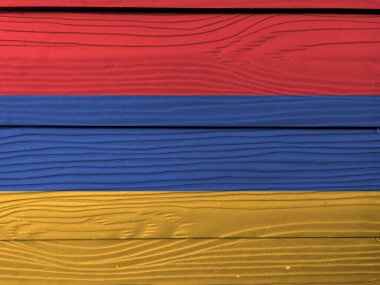 Ahşap duvarda Ermenistan ve Barbuda bayrağı var. Grunge Ermeni bayrağı dokusu, kırmızı, mavi ve turuncu üçgen bir yatay renk.. 