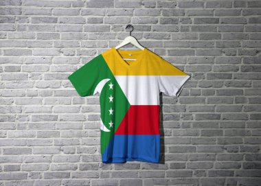 Tuğla desenli duvar kağıdıyla duvarda asılı komorolar, yeşil sembollü sarı, kırmızı ve mavi, hilal ve yıldız..