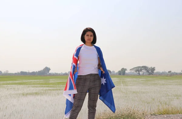 Bonita Dama Camisa Blanca Con Bandera Australia Hombro Vista Naturaleza —  Fotos de Stock