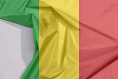 Mali kumaş krep ve beyaz boşluk ile kat, dikey yeşil altın ve kırmızı bir üçgen.