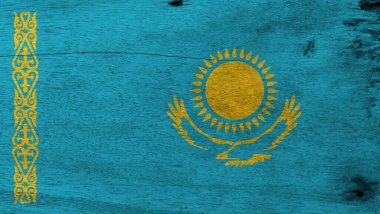 Ahşap arka planda Kazakistan bayrağı. Grunge Kazakistan bayrak desenli mavi tarlada altın bir güneş ve ulusal süs deseni..