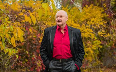 Marsala tişörtü ve yaşlılar için siyah ceketli şık bir takım, yaşlı insanların yaşam tarzı.