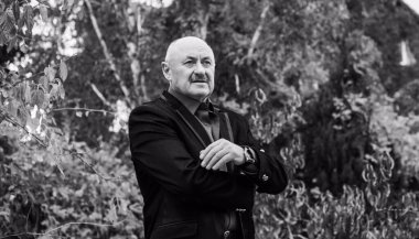 Marsala tişörtü ve yaşlılar için siyah ceketli şık bir takım, yaşlı insanların yaşam tarzı.