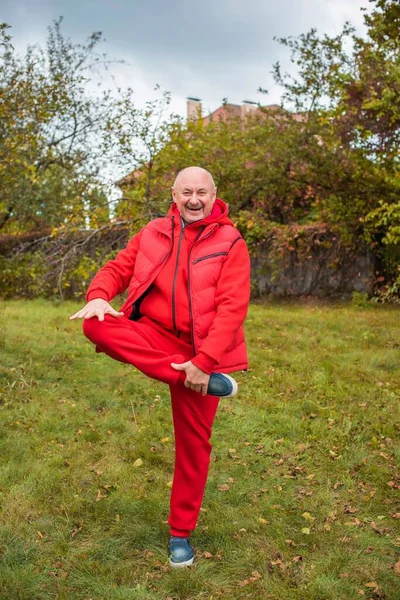 Älterer Mann Roter Sportbekleidung Mann Ruhestand Lebensstil Älterer Menschen — Stockfoto