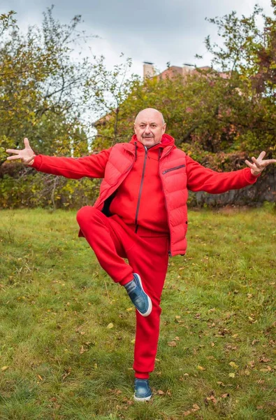 Älterer Mann Roter Sportbekleidung Mann Ruhestand Lebensstil Älterer Menschen — Stockfoto