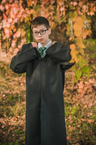キッドウィザード 魔法学校の若い生徒が思いを馳せる 森の中の緑の衣の魔法の少年 ハロウィーンの時間 — ストック写真