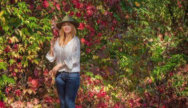 Parlak sonbahar renkleri ve romantik Boho karışık tarzı bir kadın. Kadın kıyafetleri ve kıyafetleri.