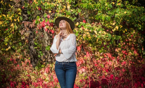 Leuchtende Herbstfarben Und Frau Romantischem Boho Casual Mix Stil Damenideen — Stockfoto