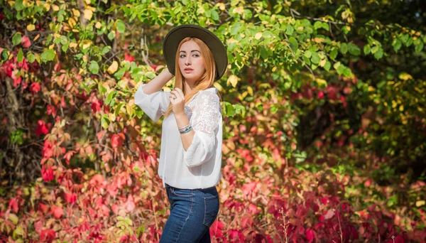 Leuchtende Herbstfarben Und Frau Romantischem Boho Casual Mix Stil Damenideen — Stockfoto