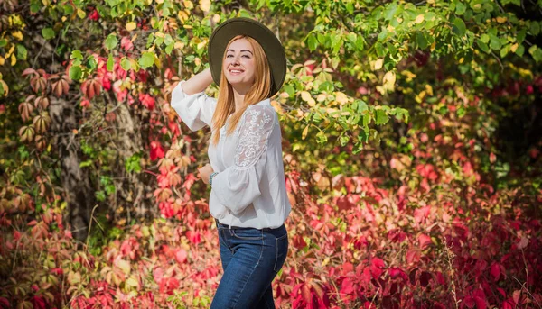 Leuchtende Herbstfarben Und Frau Romantischem Boho Casual Mix Stil Damenideen — Stockfoto