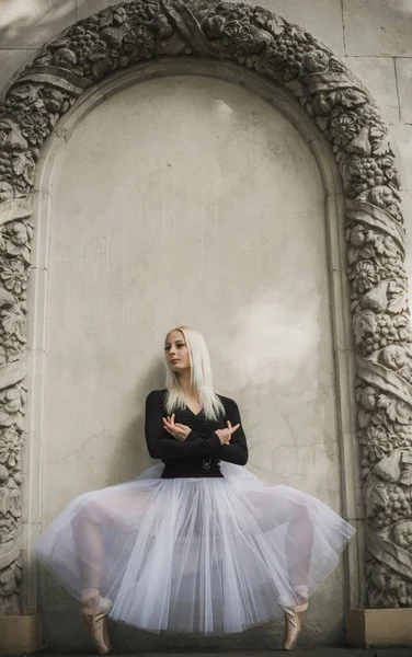 Jovem Bailarina Traje Balé Dançando Escuridão Sopro Liberdade Conceito Dança — Fotografia de Stock