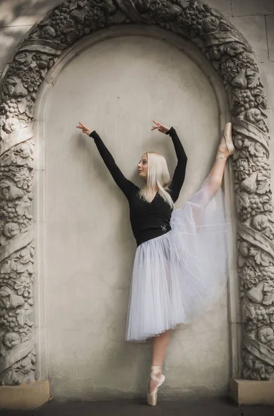 Junge Ballerina Ballettkostüm Tanzt Bei Dunkelheit Einen Hauch Von Freiheit — Stockfoto
