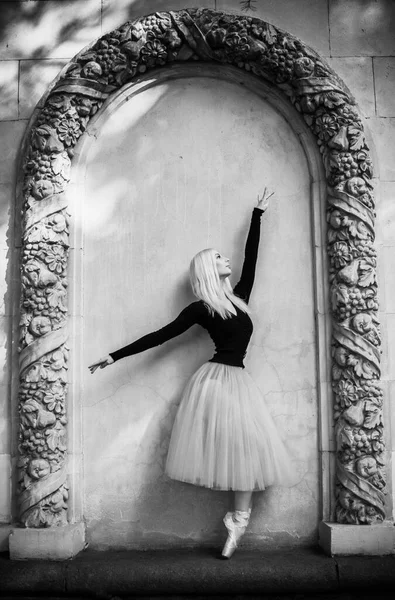 Jovem Bailarina Traje Balé Dançando Escuridão Sopro Liberdade Conceito Dança — Fotografia de Stock