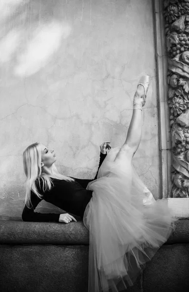Giovane Ballerina Costume Balletto Che Balla Buio Respiro Libertà Concetto — Foto Stock