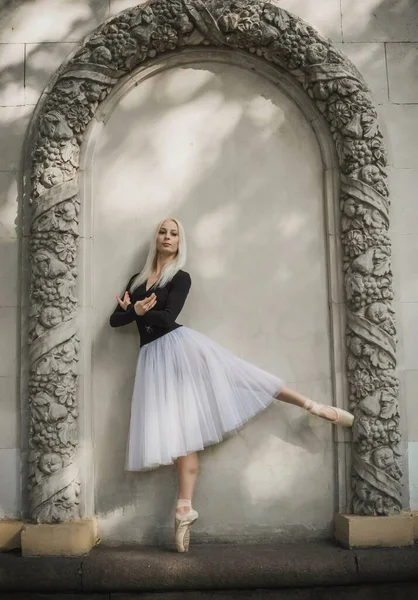 Jovem Bailarina Traje Balé Dançando Escuridão Sopro Liberdade Conceito Dança — Fotografia de Stock