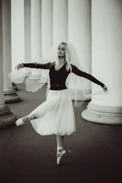 バレエ衣装の若いバレリーナは自由の暗闇の息で踊る 美しい芸術舞踊の概念 — ストック写真