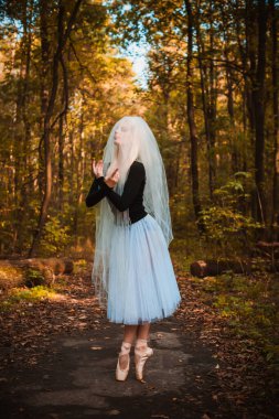 Karanlık özgürlük nefesiyle dans eden bale kostümlü genç balerin. Güzel sanat dansı kavramı 