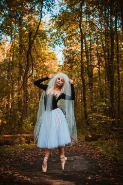 Karanlık özgürlük nefesiyle dans eden bale kostümlü genç balerin. Güzel sanat dansı kavramı 