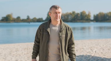 Olgun bir adamın psikoloji portresi, yüzünde duygu, stres, orta yaş krizi