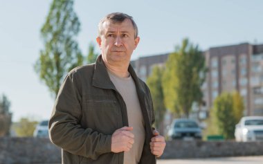 Olgun bir adamın psikoloji portresi, yüzünde duygu, stres, orta yaş krizi