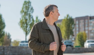 Olgun bir adamın psikoloji portresi, yüzünde duygu, stres, orta yaş krizi