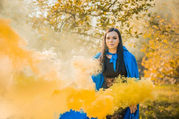 Renkli Dumandan Oluşan Bir Arka Planda Güzel Bir Kız Ormanda — Stok fotoğraf