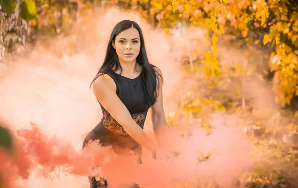 Bella Ragazza Uno Sfondo Fumo Colorato Una Cortina Fumo Nel — Foto Stock