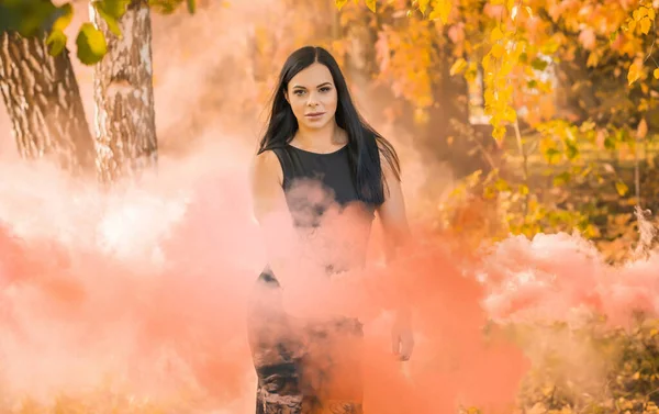 Menina Bonita Fundo Fumaça Colorida Ecrã Fumo Floresta Jovem Mulher — Fotografia de Stock