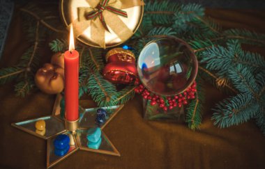Tarot kartları, sihirli top ve diğer sihirli balolar hakkındaki Noel kehanetleri kavramı