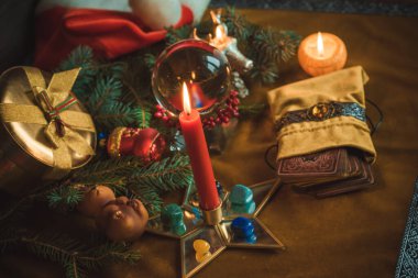 Tarot kartları, sihirli top ve diğer sihirli balolar hakkındaki Noel kehanetleri kavramı