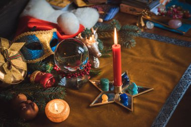 Tarot kartları, sihirli top ve diğer sihirli balolar hakkındaki Noel kehanetleri kavramı
